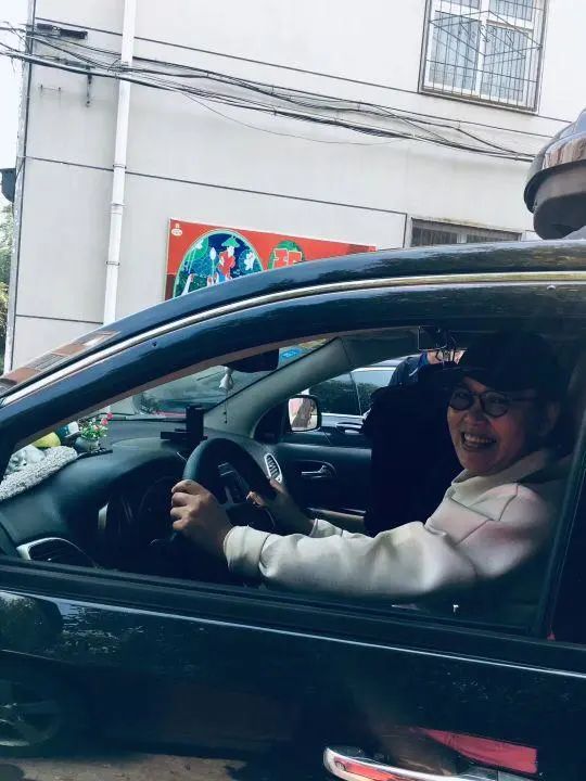 58歲的她，自駕房車旅居，一人兩犬，活成了自己喜歡的樣子