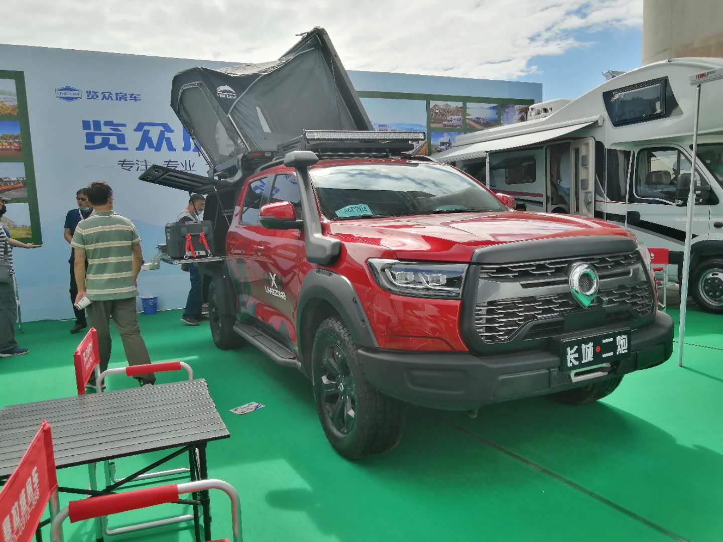 這個展會真的太熱鬧了，這么多人定房車